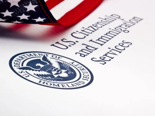 Логотип Служби громадянства та імміграції США (USCIS) з прапором США