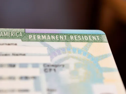 ​​Una tarjeta de residencia permanente con los nombres difuminados para mantener la confidencialidad.​