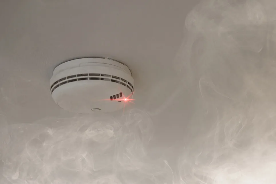Una alarma de humo que se activa con el humo.