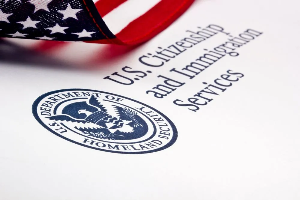 Логотип Служби громадянства та імміграції США (USCIS) з прапором США